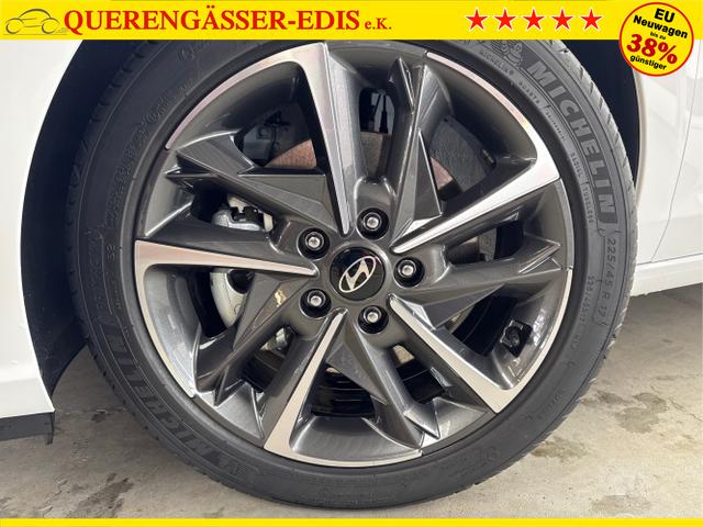 Hyundai / i30 / Weiß / / / SHZ NAVI KLIMAAUTOMATIK ALU SmartKey 
