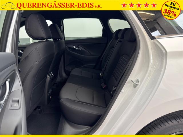 Hyundai / i30 / Weiß / / / SHZ NAVI KLIMAAUTOMATIK ALU SmartKey 