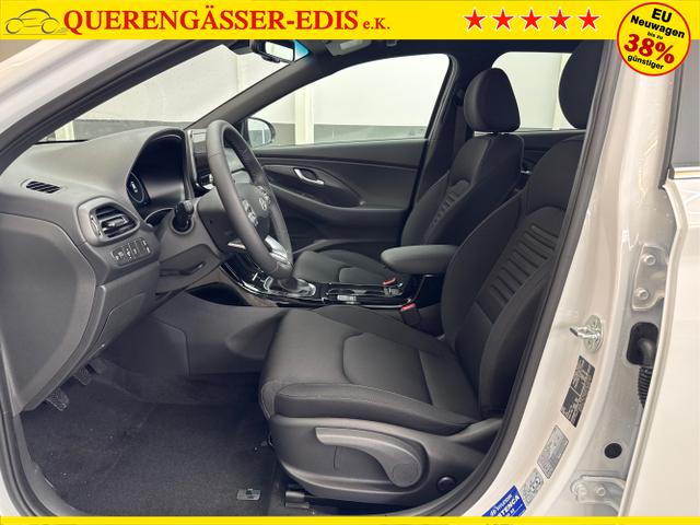 Hyundai / i30 / Weiß / / / SHZ NAVI KLIMAAUTOMATIK ALU SmartKey 