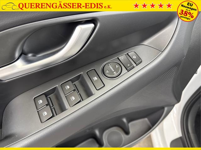 Hyundai / i30 / Weiß / / / SHZ NAVI KLIMAAUTOMATIK ALU SmartKey 