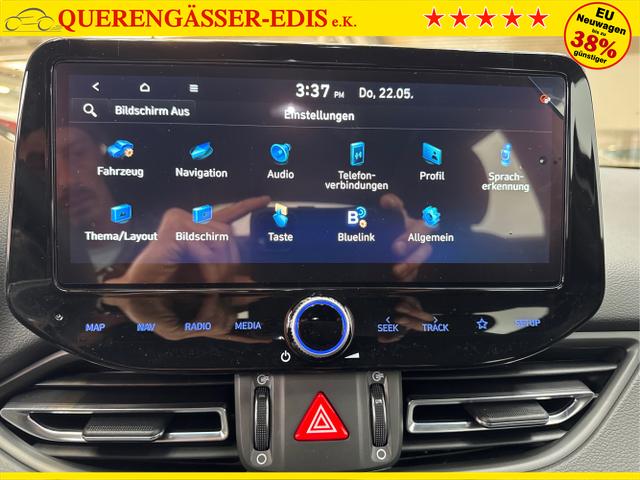 Hyundai / i30 / Weiß / / / SHZ NAVI KLIMAAUTOMATIK ALU SmartKey 