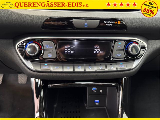 Hyundai / i30 / Weiß / / / SHZ NAVI KLIMAAUTOMATIK ALU SmartKey 