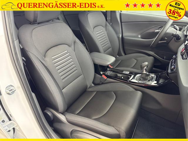 Hyundai / i30 / Weiß / / / SHZ NAVI KLIMAAUTOMATIK ALU SmartKey 