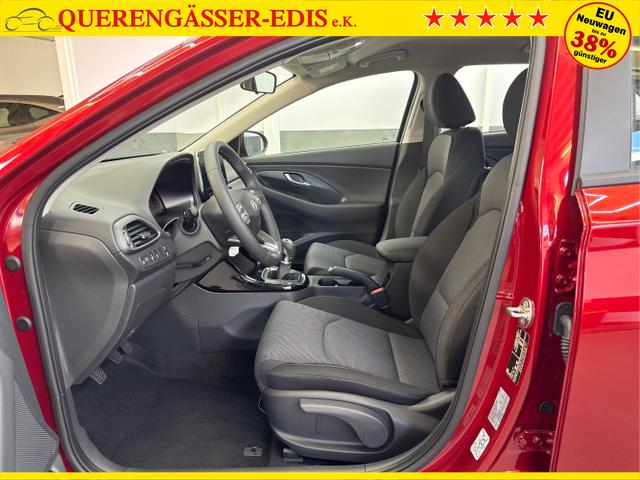 Hyundai / i30 / Rot / / / SHZ NAVI ALU LED RFK PDC