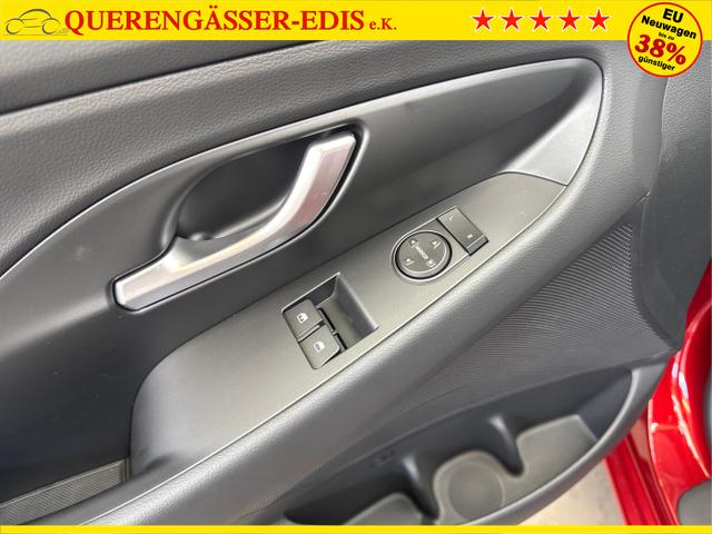 Hyundai / i30 / Rot / / / SHZ NAVI ALU LED RFK PDC