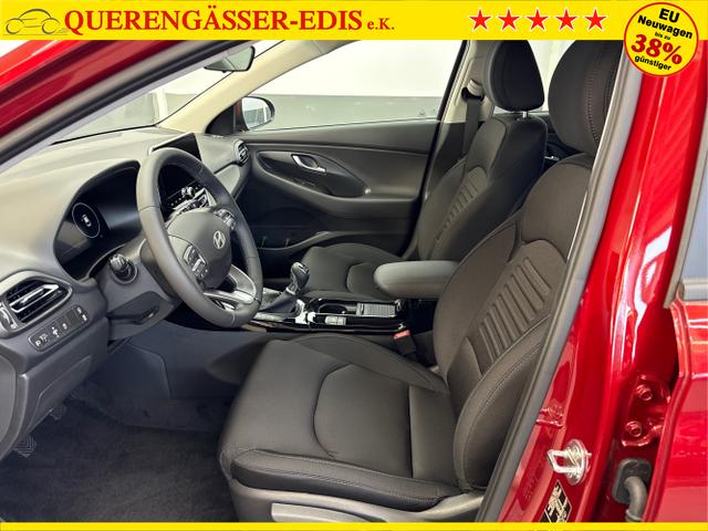 Hyundai / i30 / Rot / / / EDITION NAVI SHZ KLIMAAUTOMATIK RFK LED PDC v+h