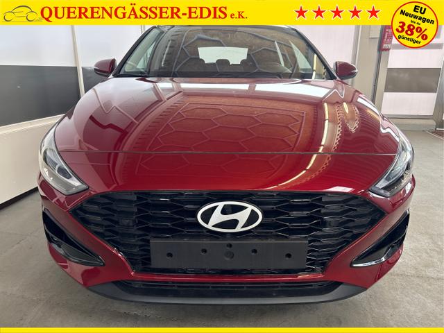 Hyundai / i30 / Rot / / / NAVI LED RFK PDC