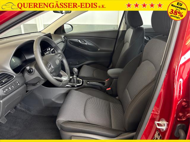 Hyundai / i30 / Rot / / / NAVI LED RFK PDC