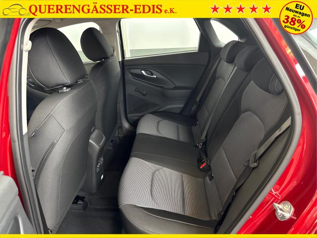 Hyundai / i30 / Rot / / / NAVI LED RFK PDC