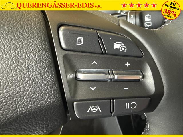 Hyundai / i30 / Rot / / / NAVI LED RFK PDC