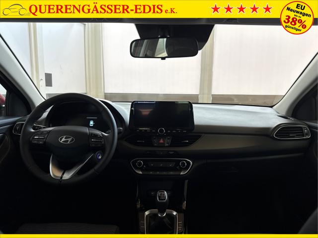 Hyundai / i30 / Rot / / / NAVI LED RFK PDC