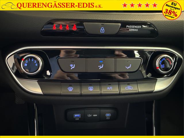 Hyundai / i30 / Rot / / / NAVI LED RFK PDC
