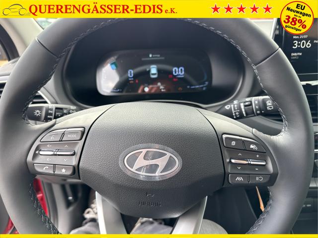 Hyundai / i30 / Rot / / / NAVI SHZ RFK PDC v+h 