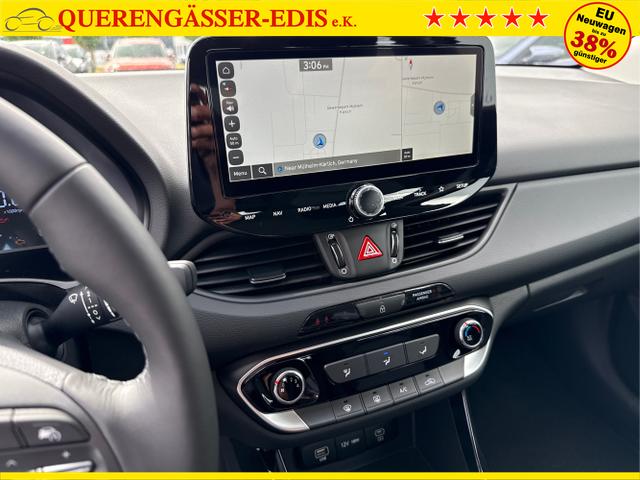 Hyundai / i30 / Rot / / / NAVI SHZ RFK PDC v+h 