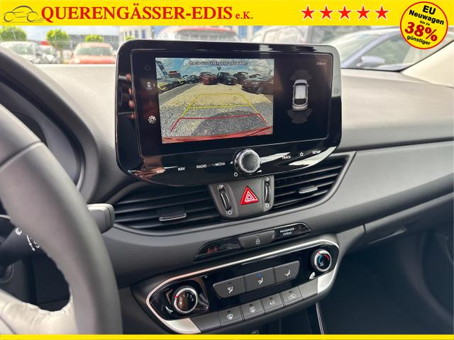 Hyundai / i30 / Rot / / / NAVI SHZ RFK PDC v+h 