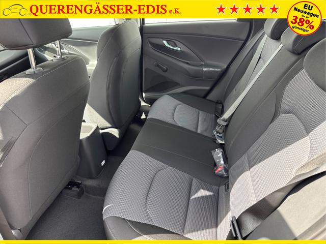 Hyundai / i30 / Rot / / / NAVI SHZ RFK PDC v+h 