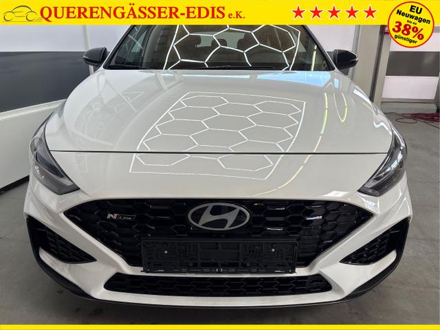 Hyundai / i30 / Weiß / / / DCT ACC NAVI RFK WP 