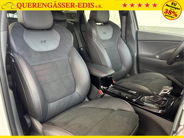 Hyundai / i30 / Weiß / / / DCT ACC NAVI RFK WP 