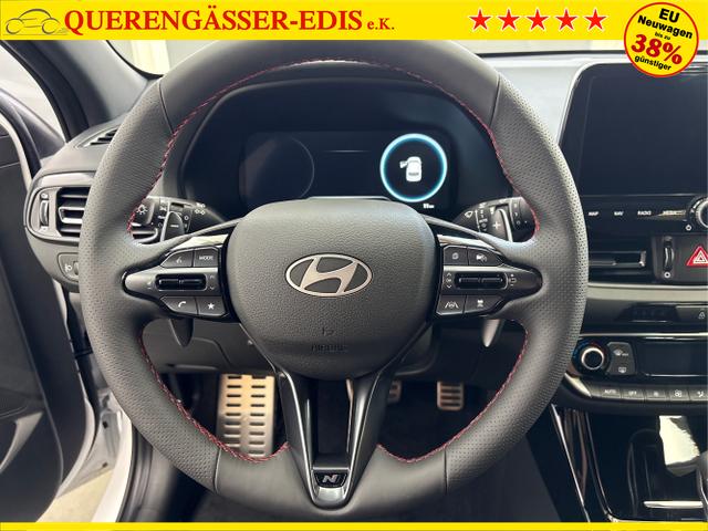 Hyundai / i30 / Weiß / / / DCT ACC NAVI RFK WP 