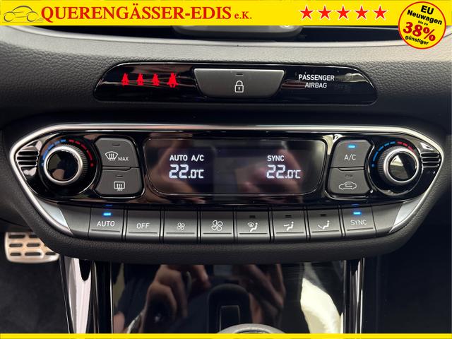 Hyundai / i30 / Weiß / / / DCT ACC NAVI RFK WP 