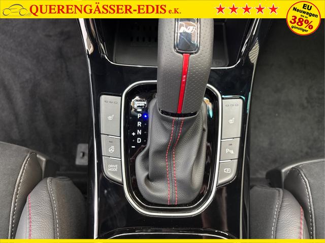 Hyundai / i30 / Weiß / / / DCT ACC NAVI RFK WP 