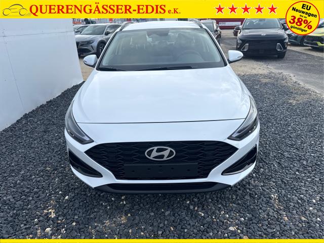 Hyundai / i30 / Wei&szlig; / / / NAVI SHZ RFK PDC v+h