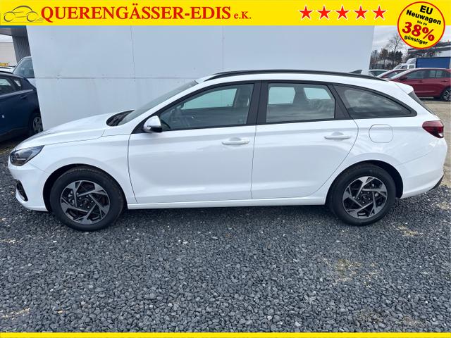 Hyundai / i30 / Wei&szlig; / / / NAVI SHZ RFK PDC v+h