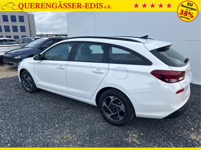 Hyundai / i30 / Wei&szlig; / / / NAVI SHZ RFK PDC v+h
