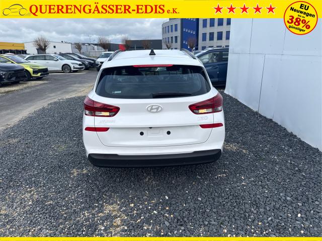 Hyundai / i30 / Wei&szlig; / / / NAVI SHZ RFK PDC v+h