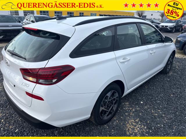 Hyundai / i30 / Wei&szlig; / / / NAVI SHZ RFK PDC v+h