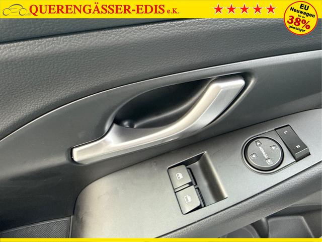 Hyundai / i30 / Wei&szlig; / / / NAVI SHZ RFK PDC v+h