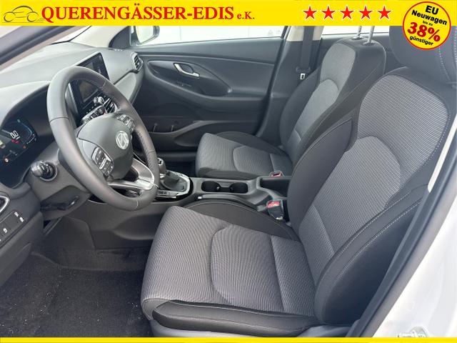 Hyundai / i30 / Wei&szlig; / / / NAVI SHZ RFK PDC v+h