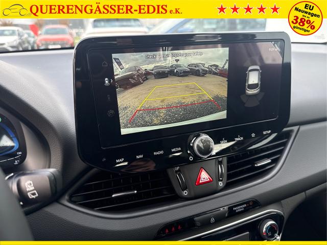 Hyundai / i30 / Wei&szlig; / / / NAVI SHZ RFK PDC v+h