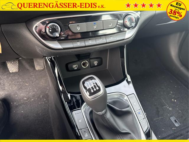 Hyundai / i30 / Wei&szlig; / / / NAVI SHZ RFK PDC v+h