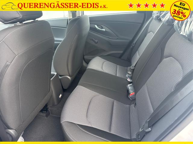 Hyundai / i30 / Wei&szlig; / / / NAVI SHZ RFK PDC v+h