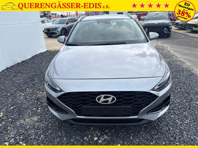 Hyundai / i30 / Silber / / / NAVI SHZ RFK PDC v+h