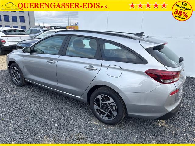 Hyundai / i30 / Silber / / / NAVI SHZ RFK PDC v+h