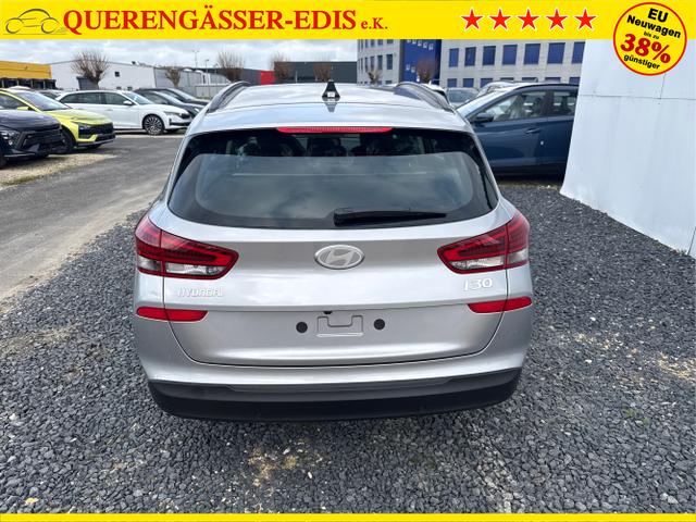 Hyundai / i30 / Silber / / / NAVI SHZ RFK PDC v+h