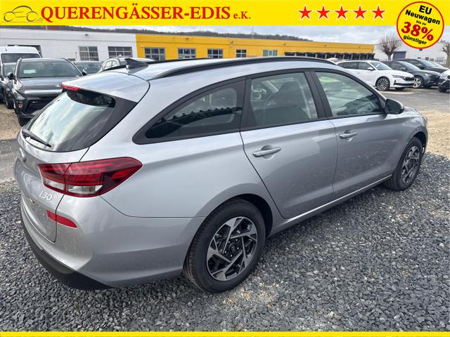 Hyundai / i30 / Silber / / / NAVI SHZ RFK PDC v+h