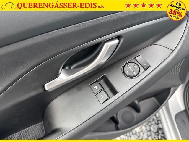 Hyundai / i30 / Silber / / / NAVI SHZ RFK PDC v+h