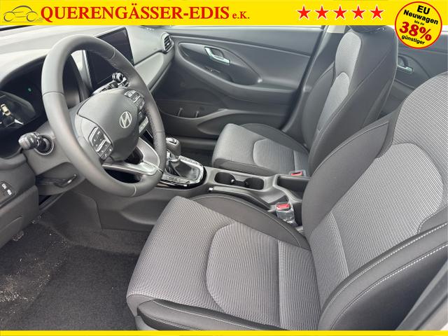 Hyundai / i30 / Silber / / / NAVI SHZ RFK PDC v+h