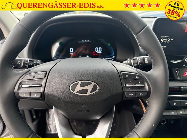 Hyundai / i30 / Silber / / / NAVI SHZ RFK PDC v+h