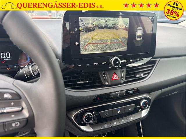 Hyundai / i30 / Silber / / / NAVI SHZ RFK PDC v+h