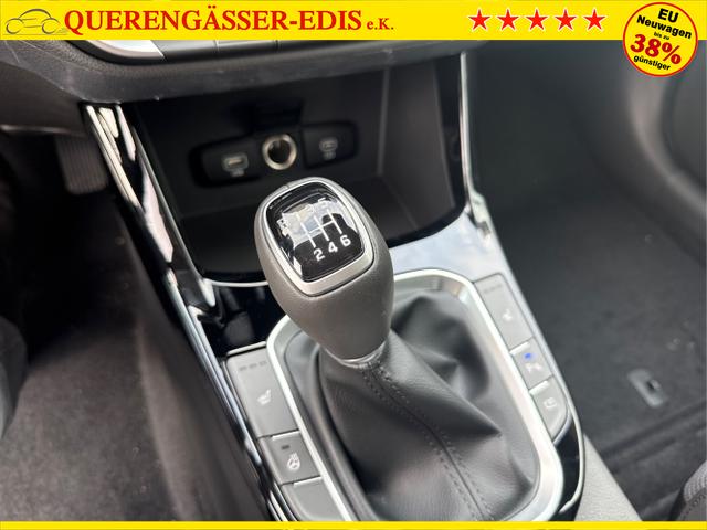 Hyundai / i30 / Silber / / / NAVI SHZ RFK PDC v+h