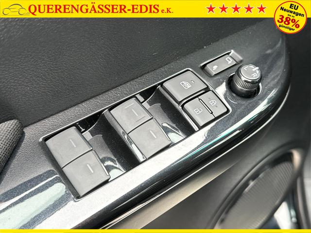 Toyota / Hilux Double Cab / Schwarz / / / NAVI + KAMERA+ SHZ v+h+PDC+LED