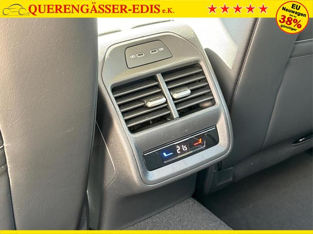 Volkswagen / Passat Variant / Schwarz / / / DSG+AHK+NAVI+MATRIX+MASSAGE+ACC+KAMERA