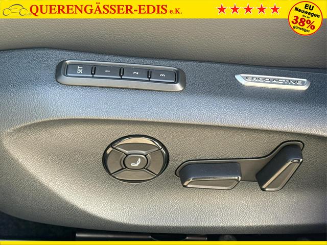 Volkswagen / Passat Variant / Wei&szlig; / / / 4WD+SIGNATURE+LEDER+PANO+AHK+DCC+MATRIX
