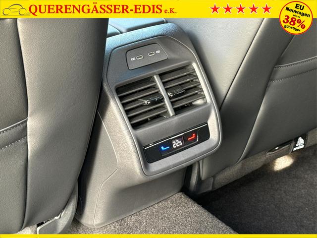 Volkswagen / Passat Variant / Wei&szlig; / / / 4WD+SIGNATURE+LEDER+PANO+AHK+DCC+MATRIX