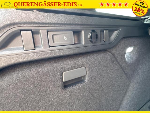 Volkswagen / Passat Variant / Blau / / / 4WD+BLACK+PANO+AHK+DCC+MATRIX+HARMAN