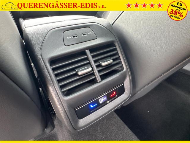 Volkswagen / Passat Variant / Blau / / / 4WD+BLACK+PANO+AHK+DCC+MATRIX+HARMAN